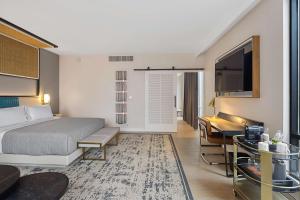 Canopy By Hilton Memphis Downtown客房内的一张或多张床位