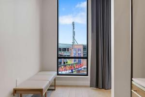 Canopy By Hilton Memphis Downtown的阳台或露台