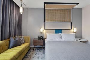 Canopy By Hilton Memphis Downtown客房内的一张或多张床位