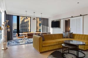 孟菲斯Canopy By Hilton Memphis Downtown的带沙发和桌子的客厅