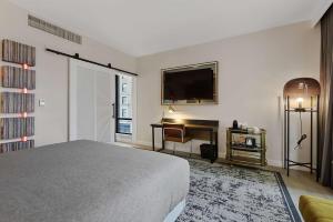 Canopy By Hilton Memphis Downtown客房内的一张或多张床位