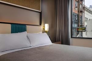 Canopy By Hilton Memphis Downtown客房内的一张或多张床位