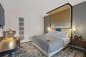 Canopy By Hilton Memphis Downtown客房内的一张或多张床位