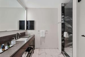 Canopy By Hilton Memphis Downtown的一间浴室