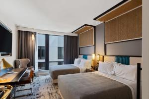 Canopy By Hilton Memphis Downtown客房内的一张或多张床位