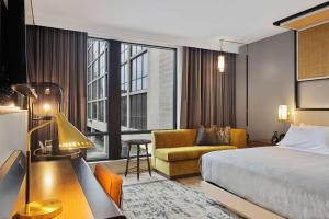 Canopy By Hilton Memphis Downtown客房内的一张或多张床位