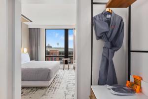 Canopy By Hilton Memphis Downtown客房内的一张或多张床位