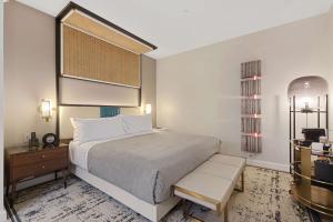 Canopy By Hilton Memphis Downtown客房内的一张或多张床位