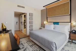 Canopy By Hilton Memphis Downtown客房内的一张或多张床位