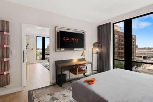 Canopy By Hilton Memphis Downtown客房内的一张或多张床位