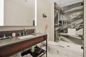 Canopy By Hilton Memphis Downtown的一间浴室