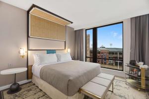 Canopy By Hilton Memphis Downtown客房内的一张或多张床位