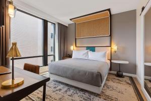 Canopy By Hilton Memphis Downtown客房内的一张或多张床位