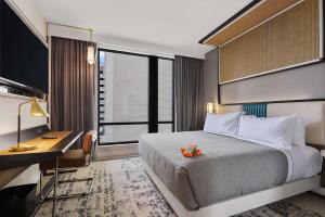Canopy By Hilton Memphis Downtown客房内的一张或多张床位
