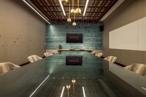 孟菲斯Canopy By Hilton Memphis Downtown的有一张长桌和椅子的会议室