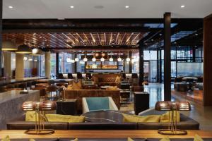 孟菲斯Canopy By Hilton Memphis Downtown的大楼内设有沙发和酒吧的餐厅