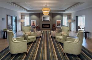 Posezení v ubytování Hampton Inn Boston Logan Airport