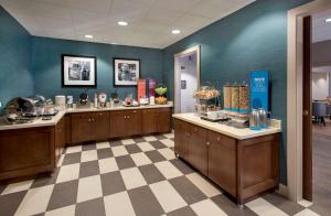 una oficina dental con paredes azules y suelo a cuadros en Hampton Inn Boston Logan Airport en Boston