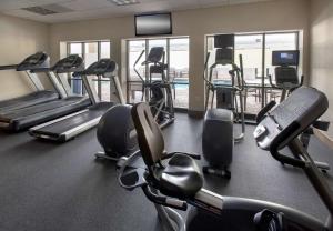 Fitness centrum a/nebo fitness zařízení v ubytování Hampton Inn Boston Logan Airport + 21 fotografií