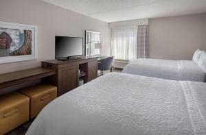 Postel nebo postele na pokoji v ubytování Hampton Inn Boston Logan Airport