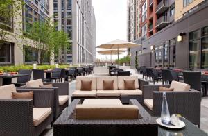 un patio al aire libre con mesas, sillas y sillas en Hilton Garden Inn Washington D.C./U.S. Capitol en Washington