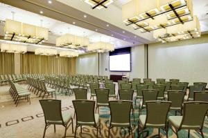 a room with rows of chairs and a projection screen at Hilton Garden Inn Washington D.C./U.S. Capitol in Washington +38 photos