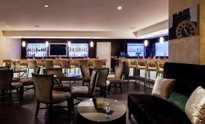 um restaurante com mesas e cadeiras e um bar em Hilton Garden Inn Washington D.C./U.S. Capitol em Washington