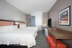Postel nebo postele na pokoji v ubytování Hampton Inn & Suites Denver-Downtown + 37 fotografií