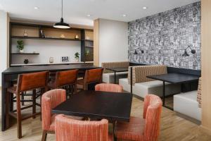 纽约Hampton Inn Manhattan-35th St Empire State Bldg的有桌椅和酒吧的餐厅