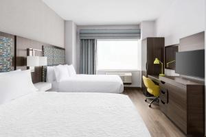 Hampton Inn Manhattan-35th St Empire State Bldg客房内的一张或多张床位