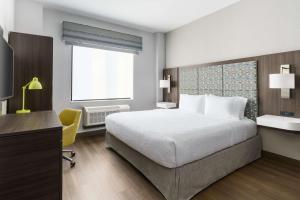 Hampton Inn Manhattan-35th St Empire State Bldg客房内的一张或多张床位