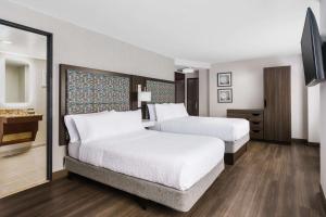 Hampton Inn Manhattan-35th St Empire State Bldg的电视和/或娱乐中心