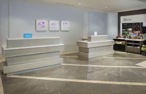 Una tienda con escaleras y un mostrador en una habitación. en Hilton Garden Inn Atlanta-Buckhead, en Atlanta