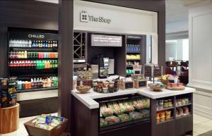 una tienda con un mostrador con comida y bebida en Hilton Garden Inn Atlanta-Buckhead, en Atlanta