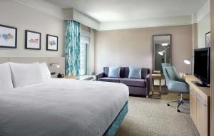Hilton Garden Inn Atlanta-Buckhead في أتلانتا: غرفه فندقيه سرير وتلفزيون