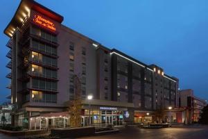 Hampton Inn & Suites Atlanta Buckhead Place في أتلانتا: مبنى كبير عليه لافته