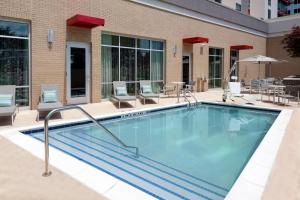 Hampton Inn & Suites Atlanta Buckhead Place في أتلانتا: مسبح كبير مع كراسي وطاولة