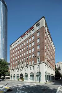 ein großes Backsteingebäude an der Ecke einer Straße in der Unterkunft Hampton Inn & Suites Atlanta-Downtown in Atlanta