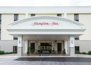 un cartel de hampton inn en la parte delantera de un edificio en Hampton Inn Boca Raton, en Boca Raton