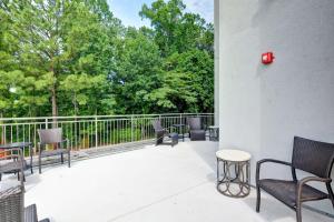 patio z krzesłami, stołami i ogrodzeniem w obiekcie Hampton Inn Atlanta Kennesaw w mieście Kennesaw
