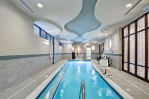 a swimming pool with a blue ceiling at Hampton Inn Atlanta Kennesaw in Kennesaw