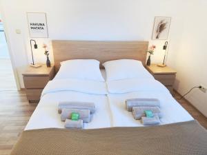 ein Schlafzimmer mit 2 Betten und Handtüchern darauf in der Unterkunft Möbliert-nahe Bochumer Ruhrstadion-WLAN-Netflix-Loggia in Bochum