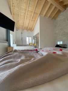 1 dormitorio con 1 cama grande y 2 copas de vino en Villa Tité en Oviedo