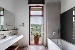 Vonios kambarys apgyvendinimo įstaigoje Domaine Riberach - Hotel 4 - Restaurant gastronomique - Spa - Piscine - Vignoble dar 77 nuotraukos