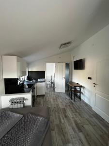 een keuken met witte kasten en een tafel in een kamer bij Apartment Stinjan in Pula