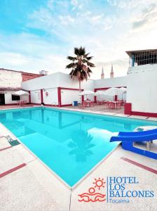 a swimming pool at the hotel los baragogues resort at Hotel Los Balcones in Tocaima