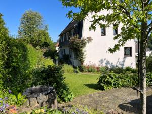 ein Haus mit einem Garten davor in der Unterkunft Ferienhaus Brinker Bleibe in Velbert