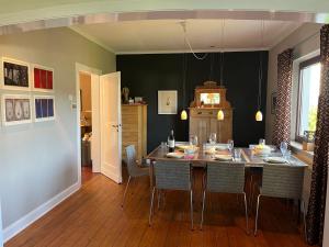 ein Esszimmer mit einem Tisch und einigen Stühlen in der Unterkunft Ferienhaus Brinker Bleibe in Velbert
