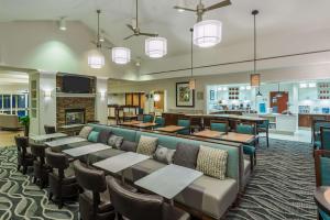 un restaurante con mesas y sillas y una chimenea en Homewood Suites by Hilton Birmingham South Inverness, en Hoover