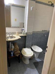 a bathroom with a toilet and a sink at Dpto Centrico cerca de hospital escuela y facultad de medicina in Corrientes
